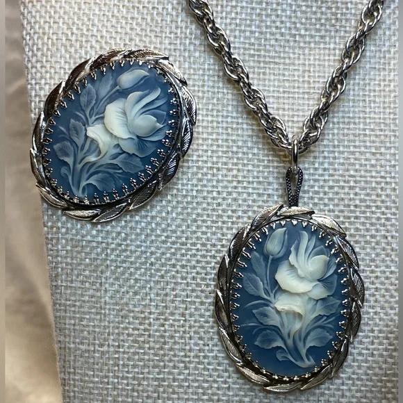 Whiting and Davis Faux Cameo Rose Brooch Necklace Bracelet & Earrings Mint 1960s - Picture 6 of 14